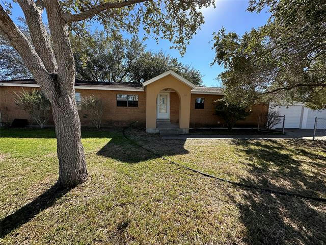 150 PRIVATE QUIROGA ST, BEEVILLE, TX 78102, photo 1 of 17
