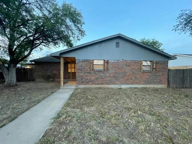 911 BROOKSIDE ST, SWEETWATER, TX 79556, photo 1 of 18