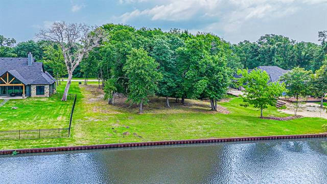 430 WATERS EDGE DR, CORSICANA, TX 75109, photo 2 of 10