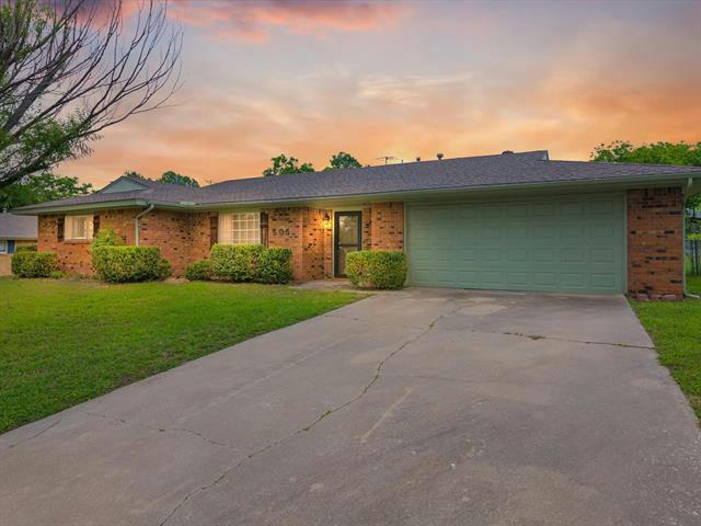 505 PATTERSON ST, BOWIE, TX 76230, photo 1 of 40