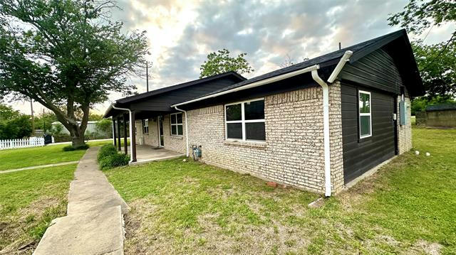 305 BEECH ST, CLEBURNE, TX 76031, photo 4 of 39