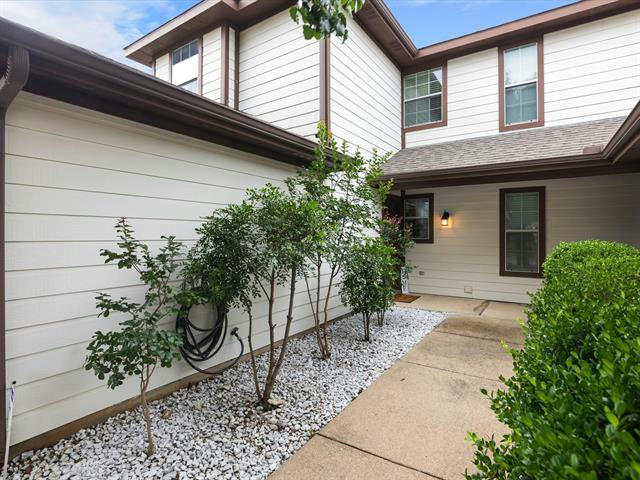 7521 KINGS TRL, FORT WORTH, TX 76133, photo 1 of 36