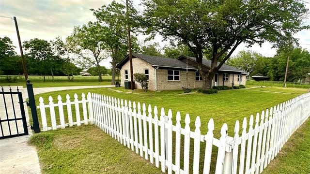 305 BEECH ST, CLEBURNE, TX 76031, photo 2 of 39